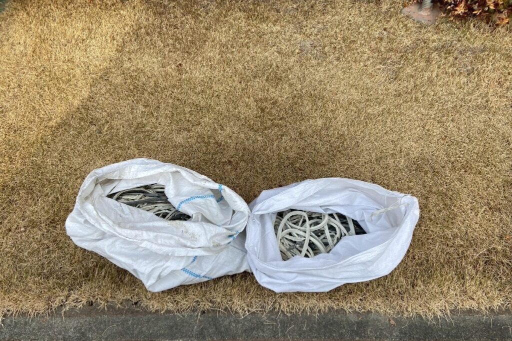 塩釜市で撤去した劣化コーキング材