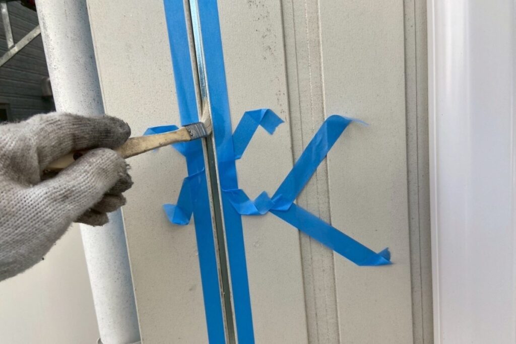 塩釜市で目地にプライマーを塗布している様子