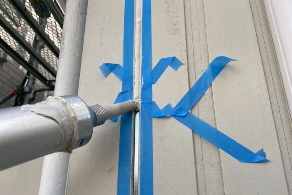 塩釜市で目地に変性シリコンを充填している様子