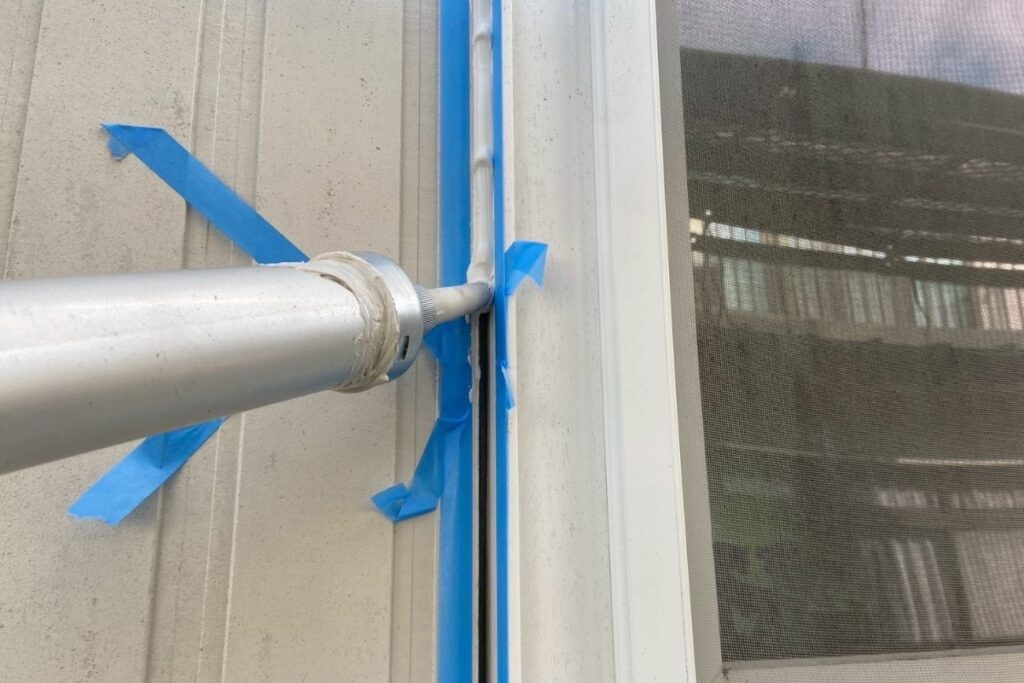 塩釜市で窓周りに変性シリコンを充填している様子