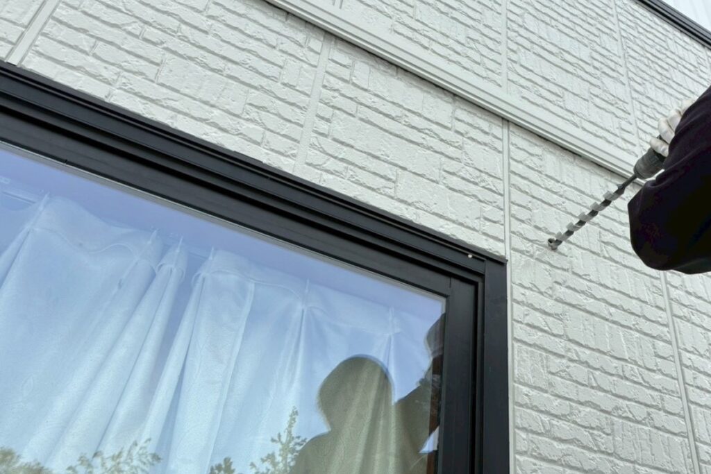 仙台市太白区で防犯カメラ取り付けのため外壁に穴あけを行う作業