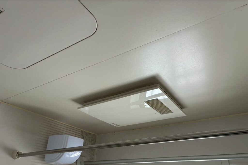 仙台市太白区で浴室暖房乾燥換気扇交換工事|施工前の天井設置タイプの浴室暖房換気扇
