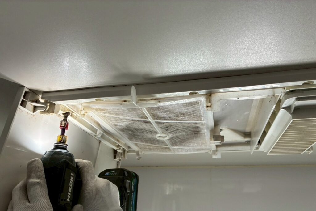 仙台市太白区で浴室暖房乾燥換気扇を取り外している作業中の様子