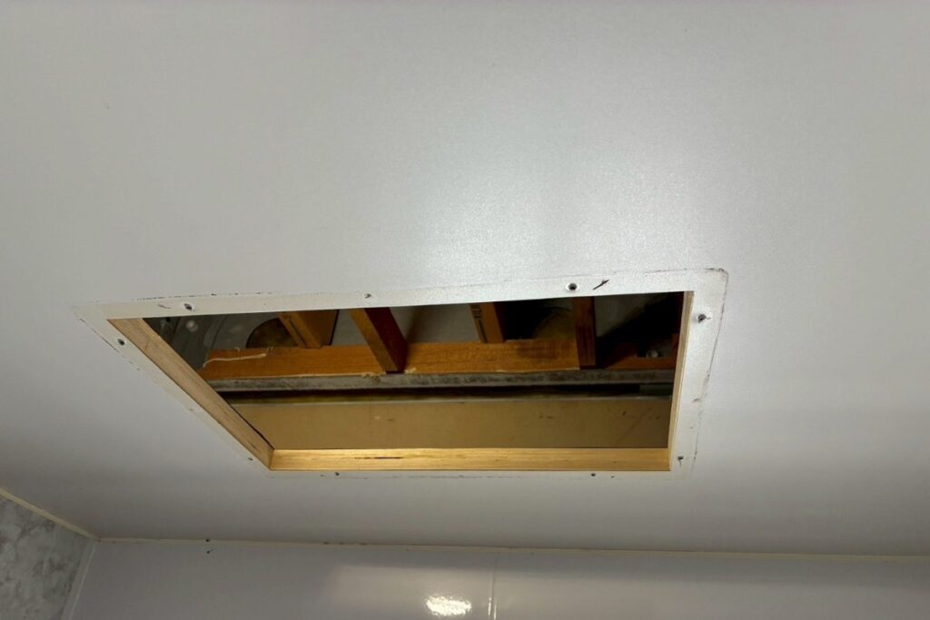 仙台市太白区で浴室暖房乾燥換気扇撤去後の天井開口部