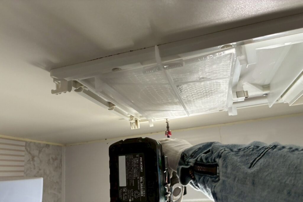 仙台市太白区で新しい浴室暖房乾燥換気扇を取り付けている作業