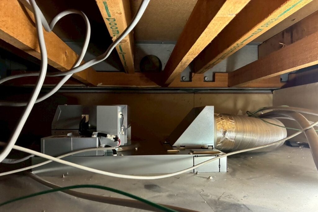 仙台市太白区で浴室暖房乾燥換気扇のダクトを接続している天井裏の様子