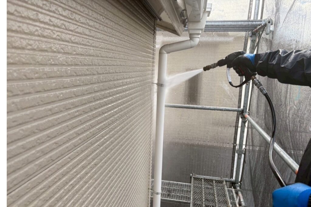 外壁塗装前に行う高圧洗浄作業の様子（仙台市太白区 外壁塗装）