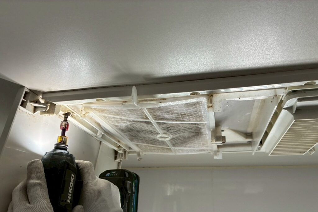 浴室換気扇交換工事の作業写真｜浴室換気扇故障による交換作業