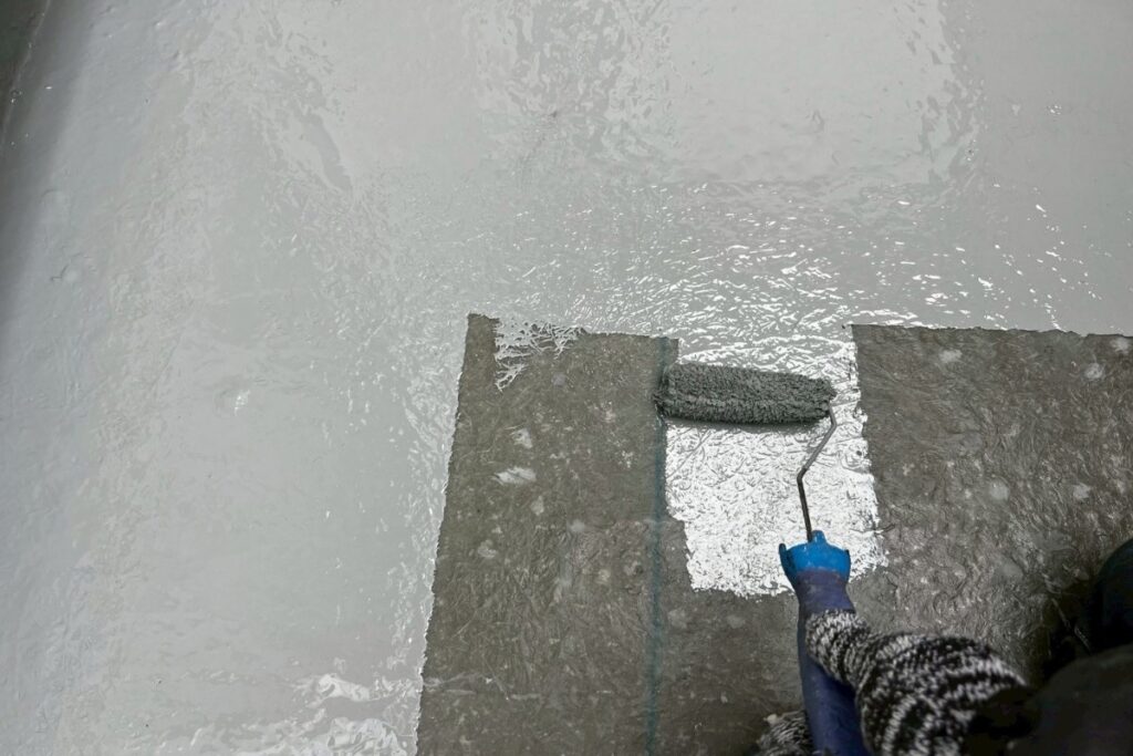 塩釜市バルコニーFRP防水工事｜トップコート塗布1回目