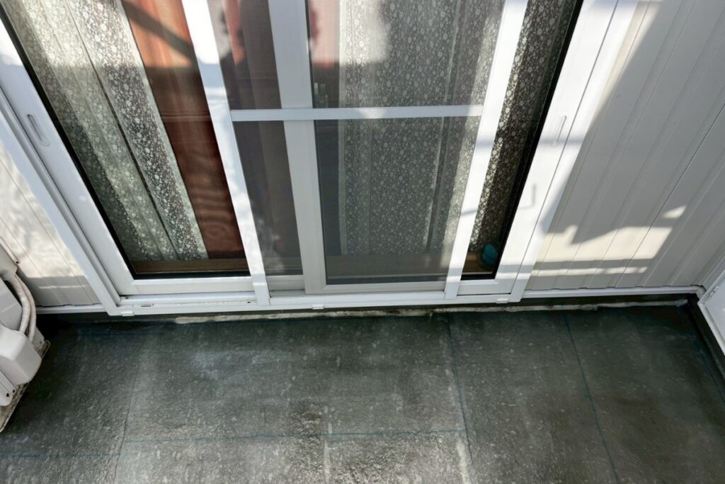 塩釜市バルコニーFRP防水工事｜ガラスマット施工完了の状態