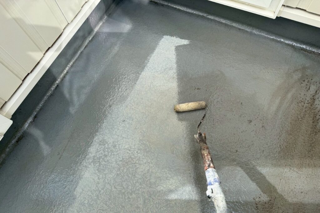 塩釜市バルコニーFRP防水工事｜プライマー塗布作業