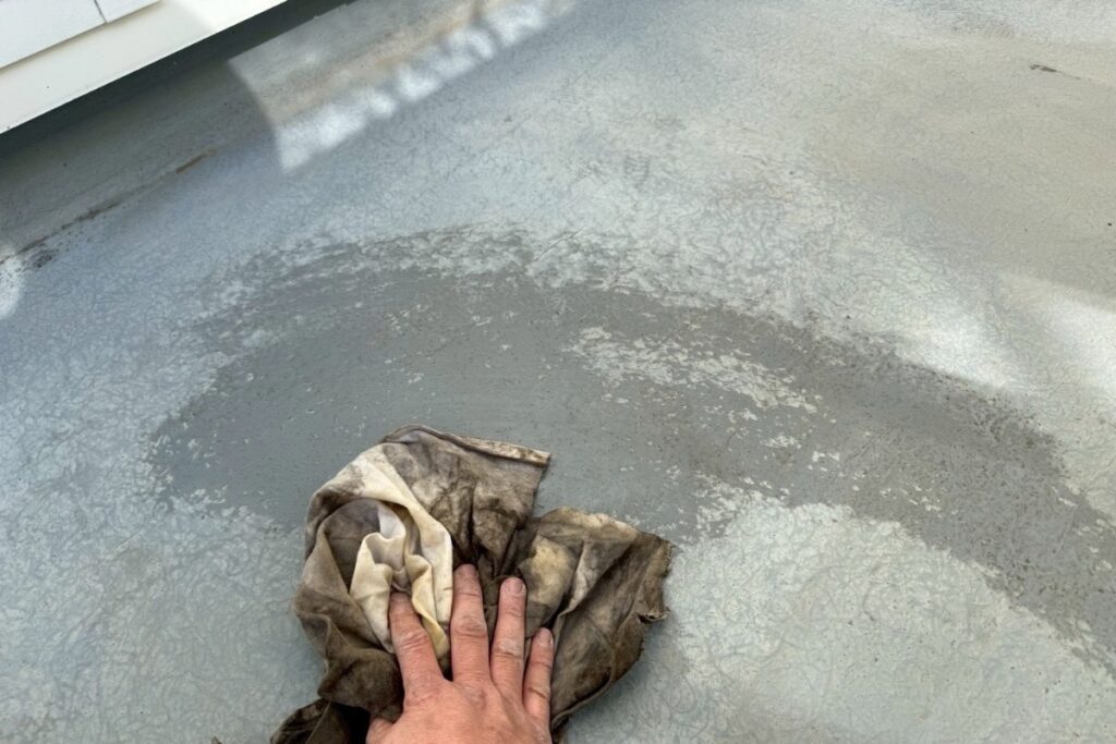 塩釜市バルコニーFRP防水工事｜施工前の清掃作業の様子