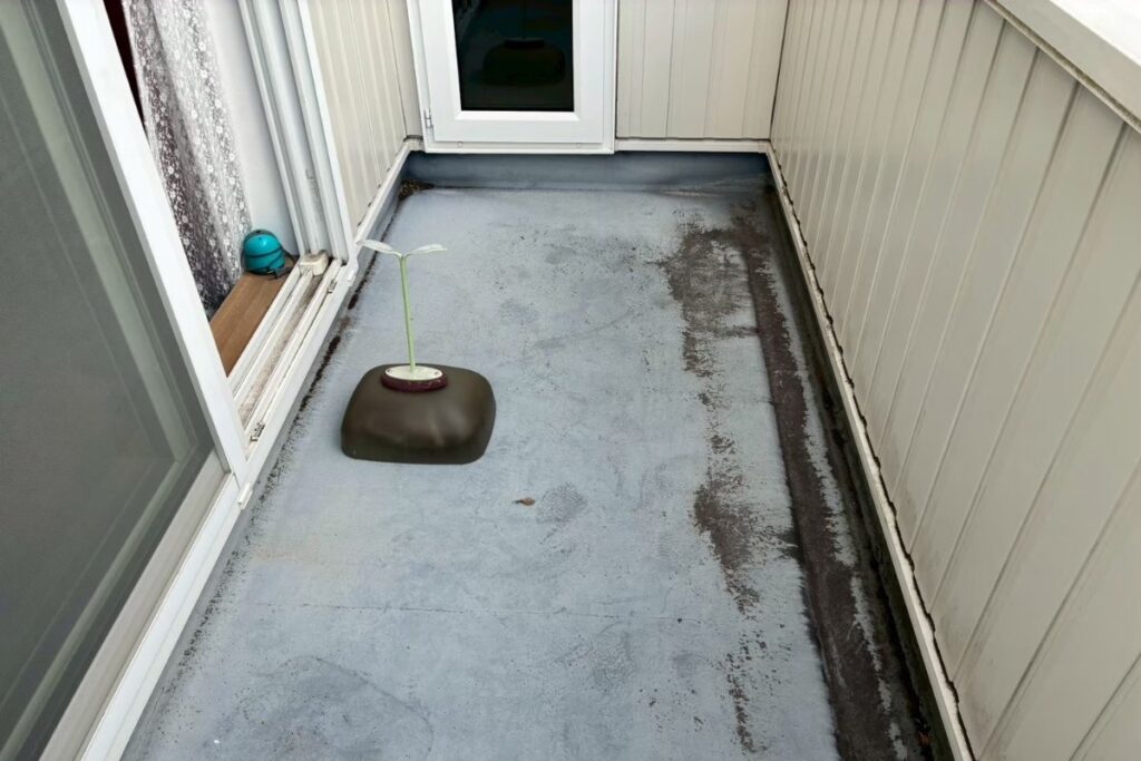 塩釜市の戸建てバルコニーFRP防水の劣化状態｜ひび割れが見られる施工前の様子