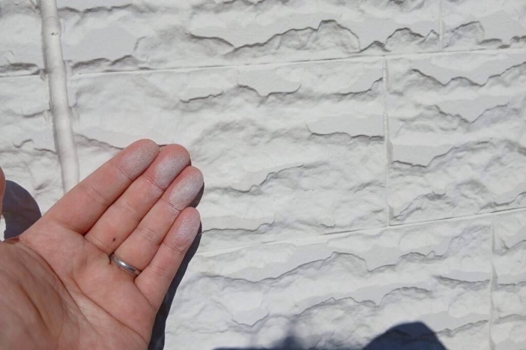 外壁を触ると白い粉が付くチョーキング現象の状態