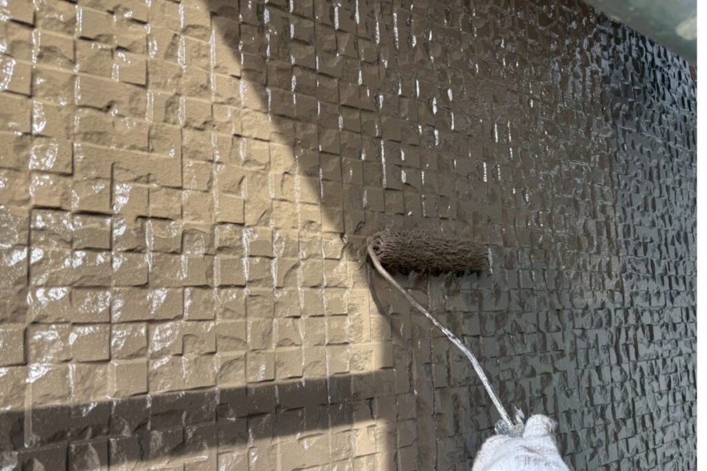 外壁塗装の中塗り作業を行っている施工の様子