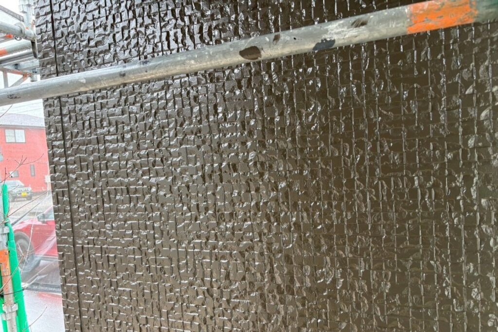 外壁塗装後にきれいに仕上がった住宅外観