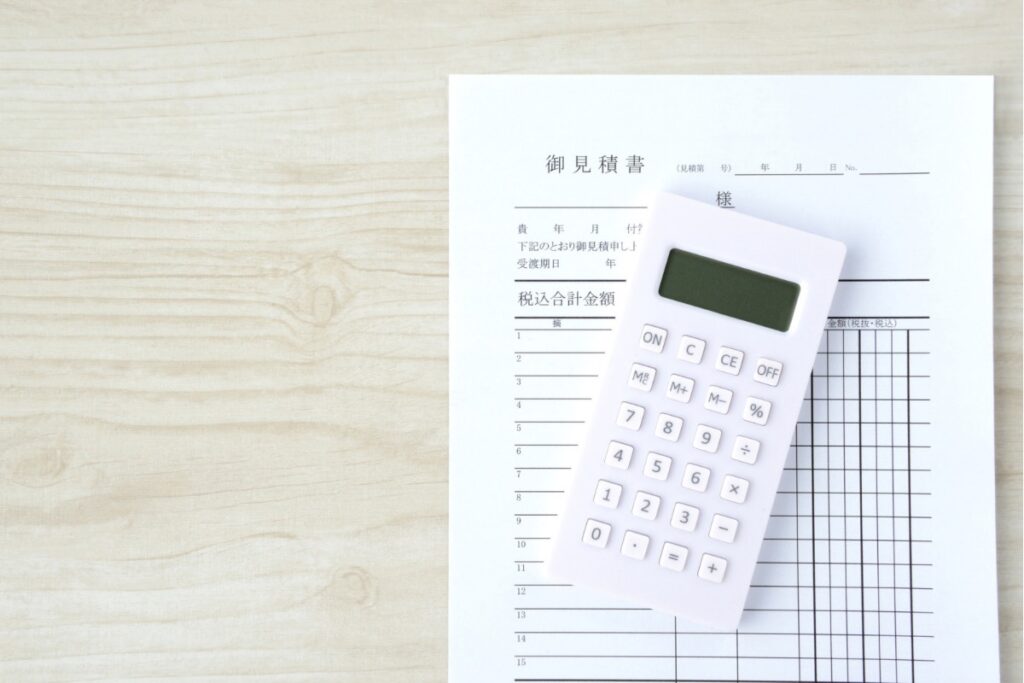 外壁塗装と防水工事の見積書と電卓｜見積り比較のイメージ