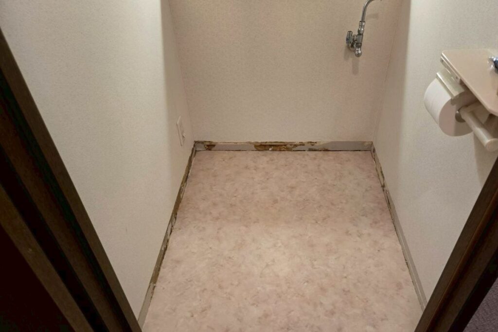 トイレ巾木解体後の状態 壁際の既存巾木を撤去