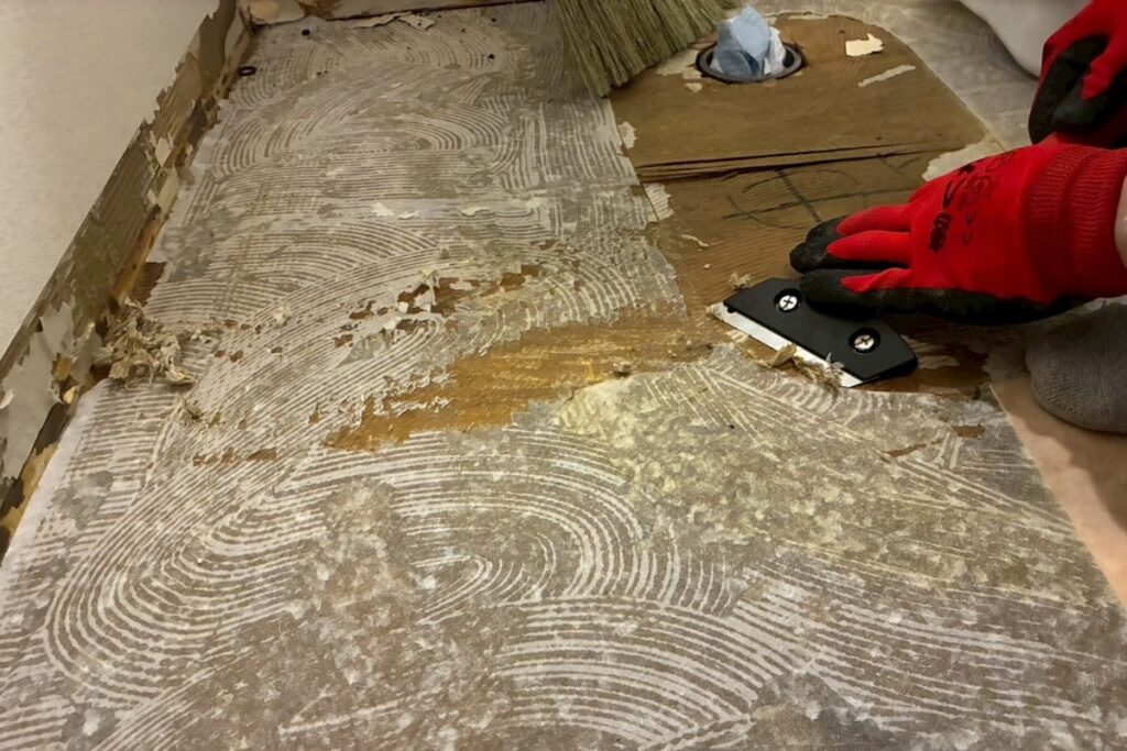 クッションフロアの既存糊を削るケレン作業 床下地調整
