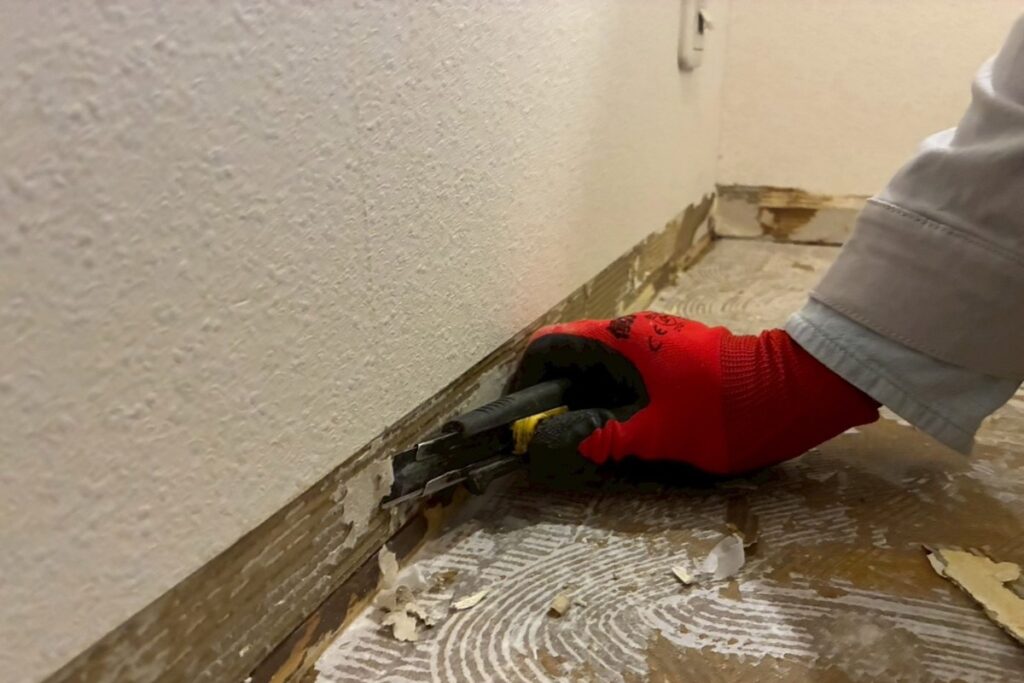 巾木部分の既存糊ケレン作業 壁際の下地調整