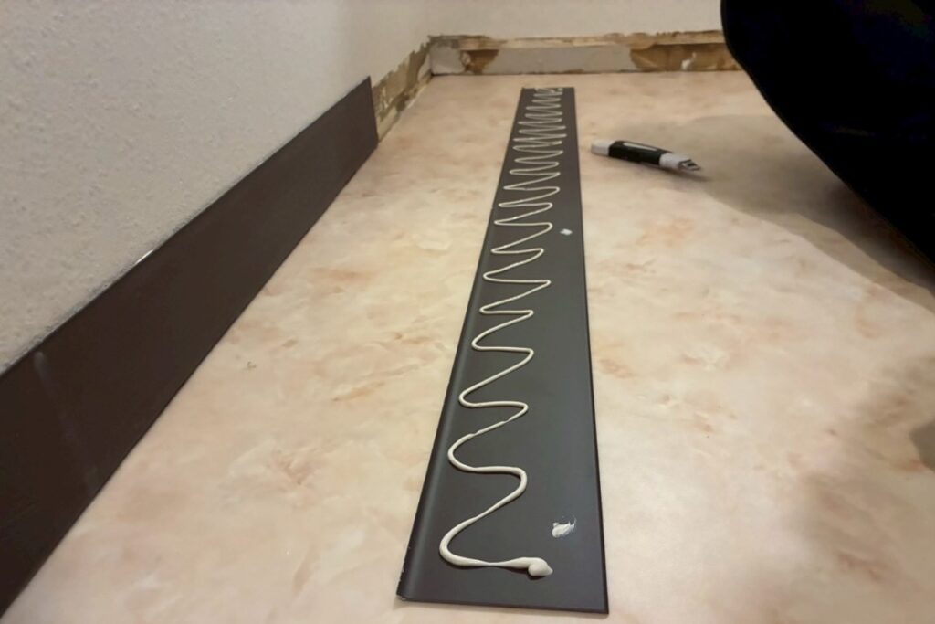 巾木の接着施工 壁際仕上げ作業