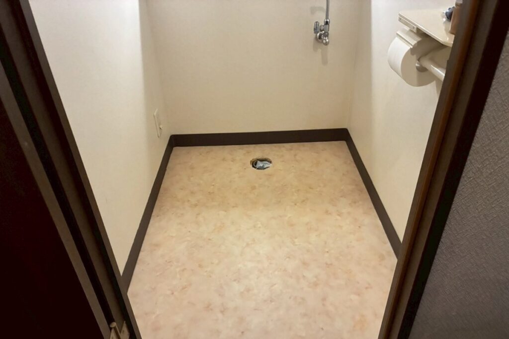 クッションフロアと巾木施工完了 トイレ床内装の仕上がり