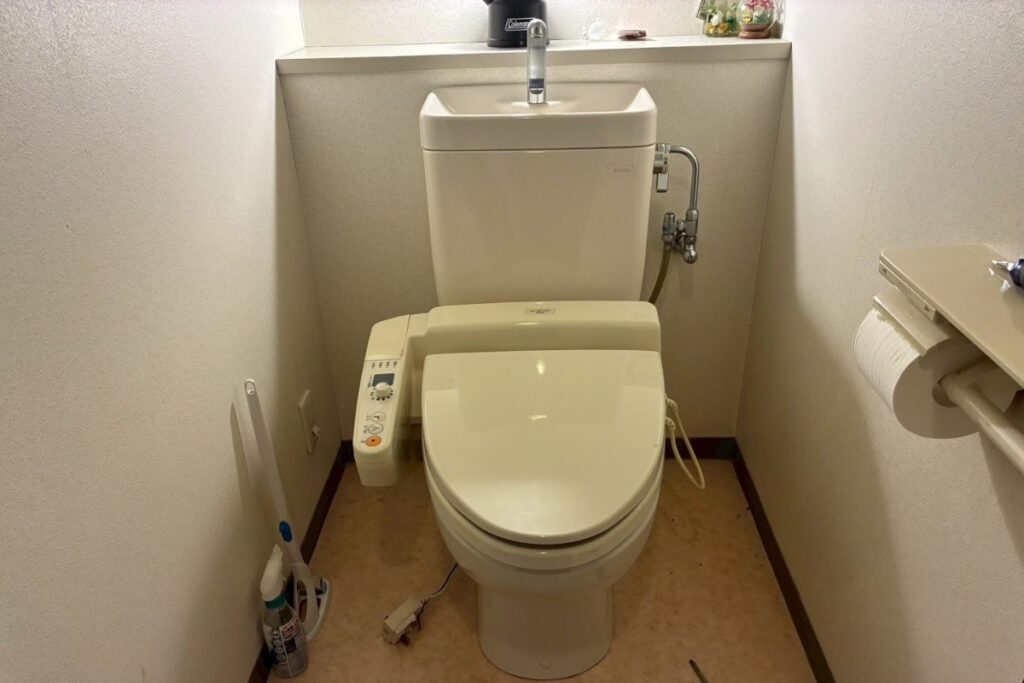 仙台市太白区マンションのトイレ施工前 水漏れが発生している既存トイレ