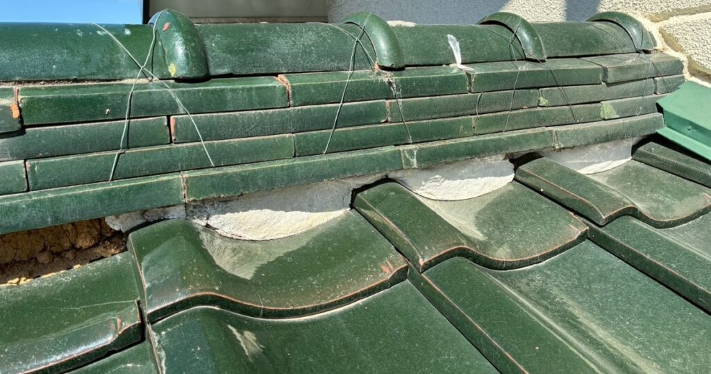 塩釜市で瓦屋根の漆喰が崩れている施工前の状態｜雨漏りの原因となる劣化症状