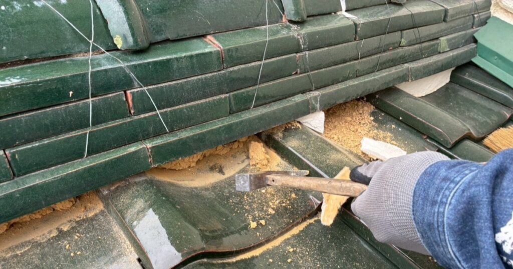 瓦屋根の劣化した漆喰を解体している作業中の様子｜塩釜市の屋根修繕工事