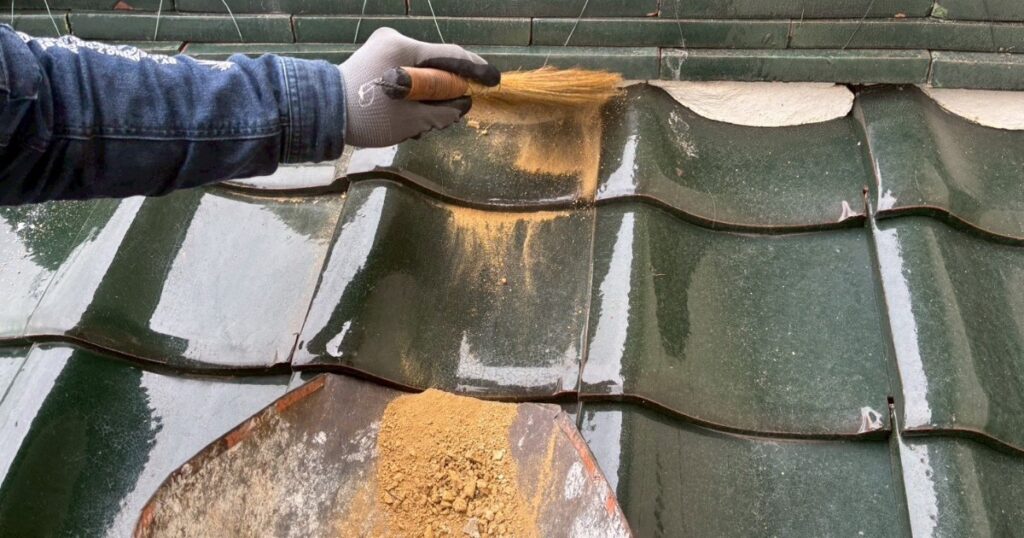 瓦屋根の漆喰補修前に清掃を行っている様子｜下地調整作業