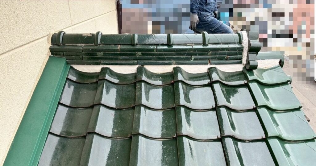 瓦屋根の漆喰補修完了後の裏側の状態｜隙間なく施工された仕上がり