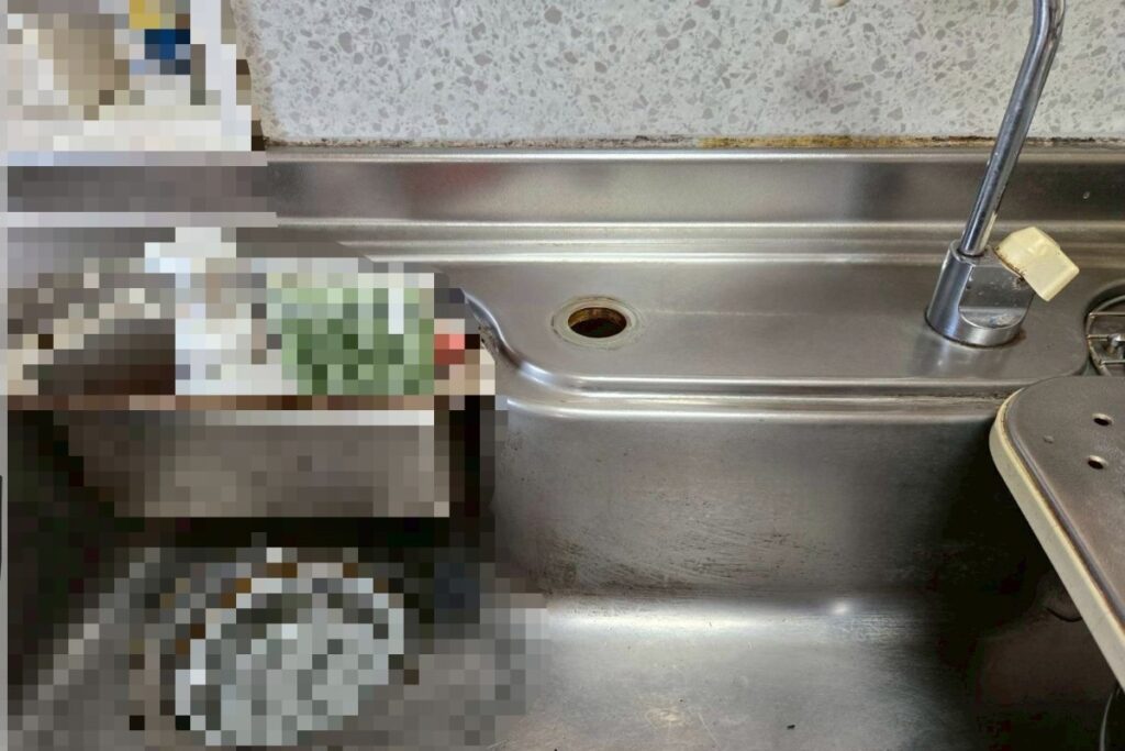 キッチン水栓と浄水器を撤去している作業中の様子｜仙台市太白区の水回り工事