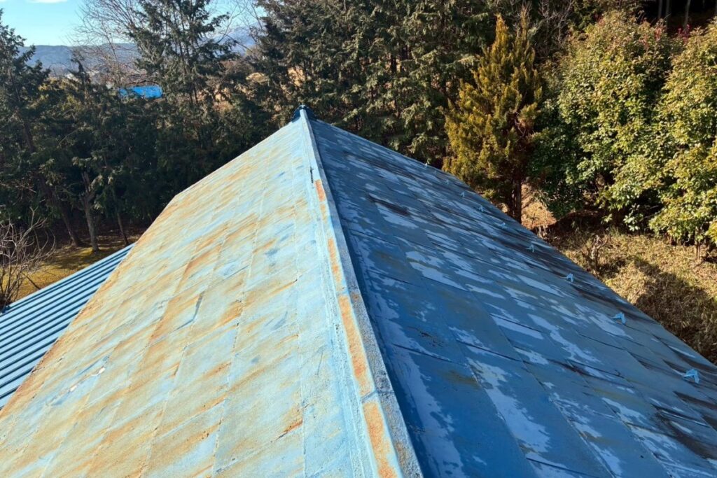 川崎町の屋根でサビが発生している施工前の状態