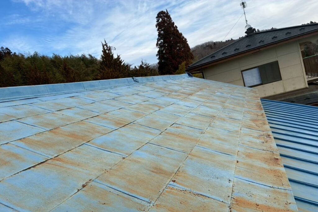 劣化とサビが広がる屋根の施工前写真