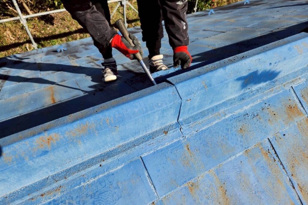 棟板金を解体している作業中の様子