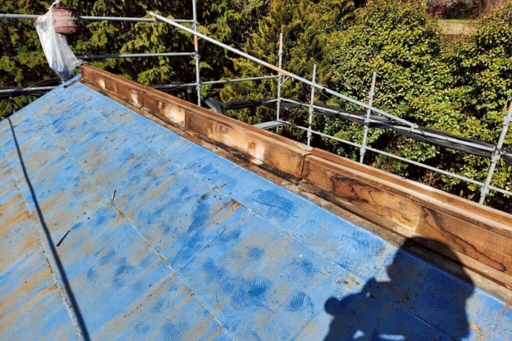棟板金解体後に木下地へ雨染みが確認できる状態