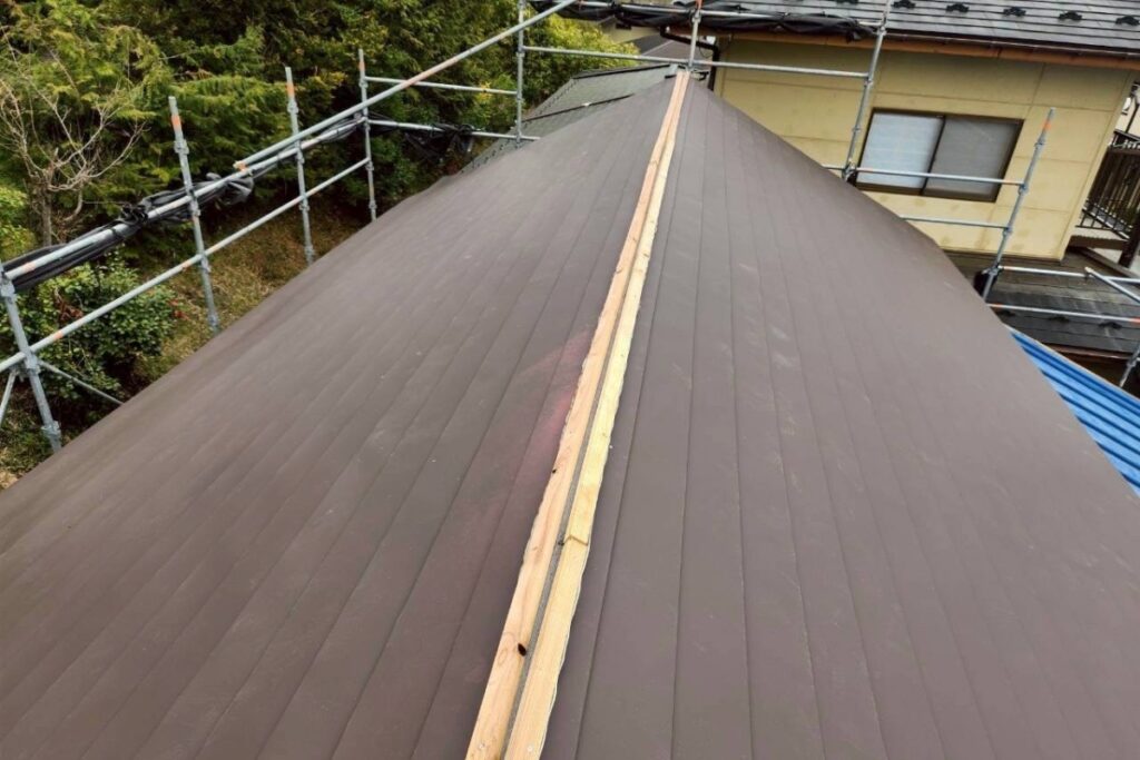 棟板金の木下地を取り付けている施工中の様子