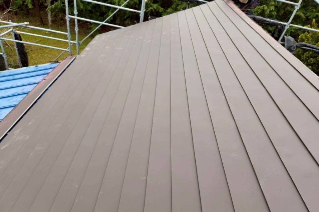 屋根カバー工事が完了した綺麗な屋根