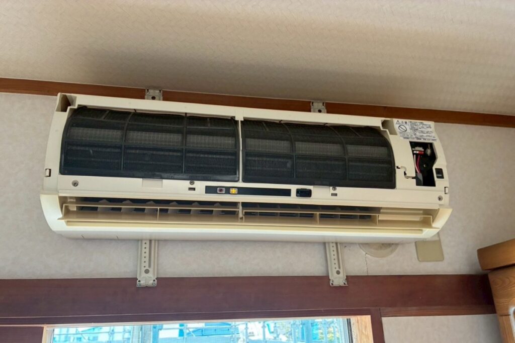 仙台市青葉区で故障し冷風が出なくなったエアコンの施工前写真