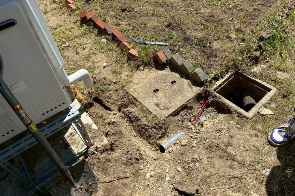 仙台市青葉区で雨樋の排水管を掘り起こして解体している施工中の様子