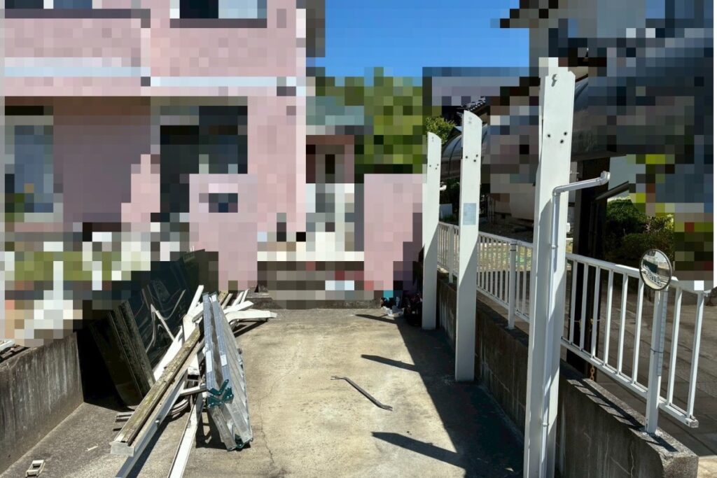 カーポートの屋根や支柱を解体している施工途中の様子