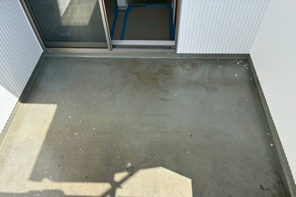 プライマー下塗り完了後のバルコニー床