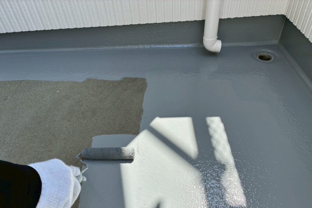 バルコニー防水トップコート1回目塗装作業