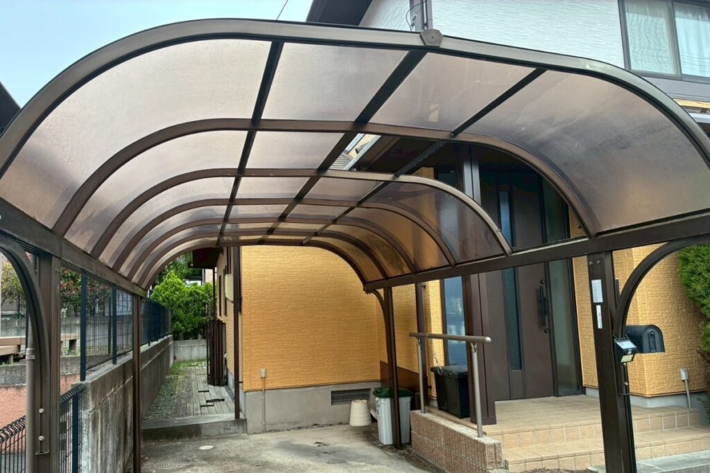 強風被害で破損したカーポート屋根の施工前状況