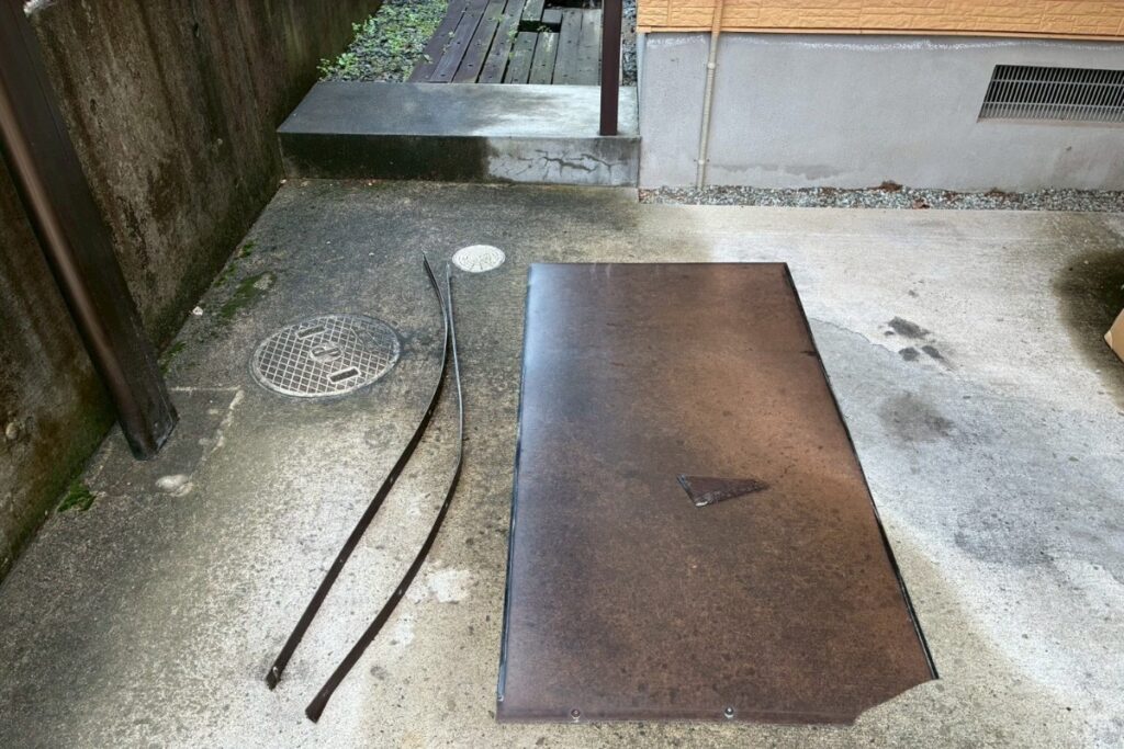 撤去したカーポート破損部材と解体後の状況