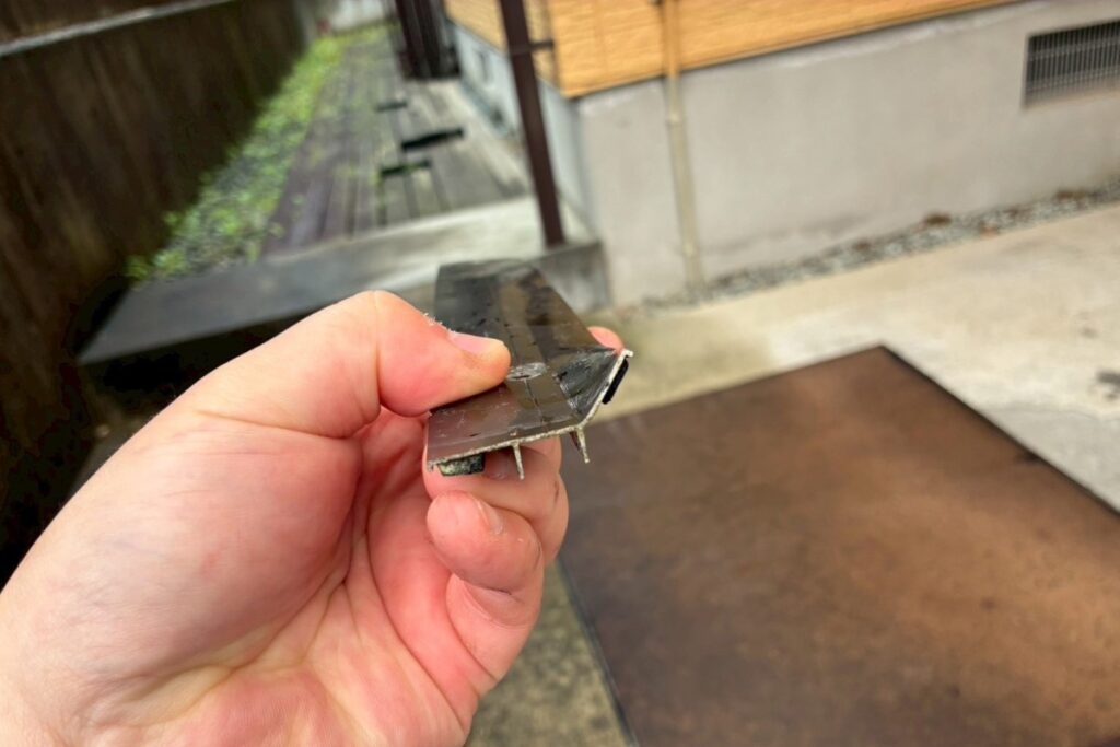 強風により変形したカーポート押さえフレーム