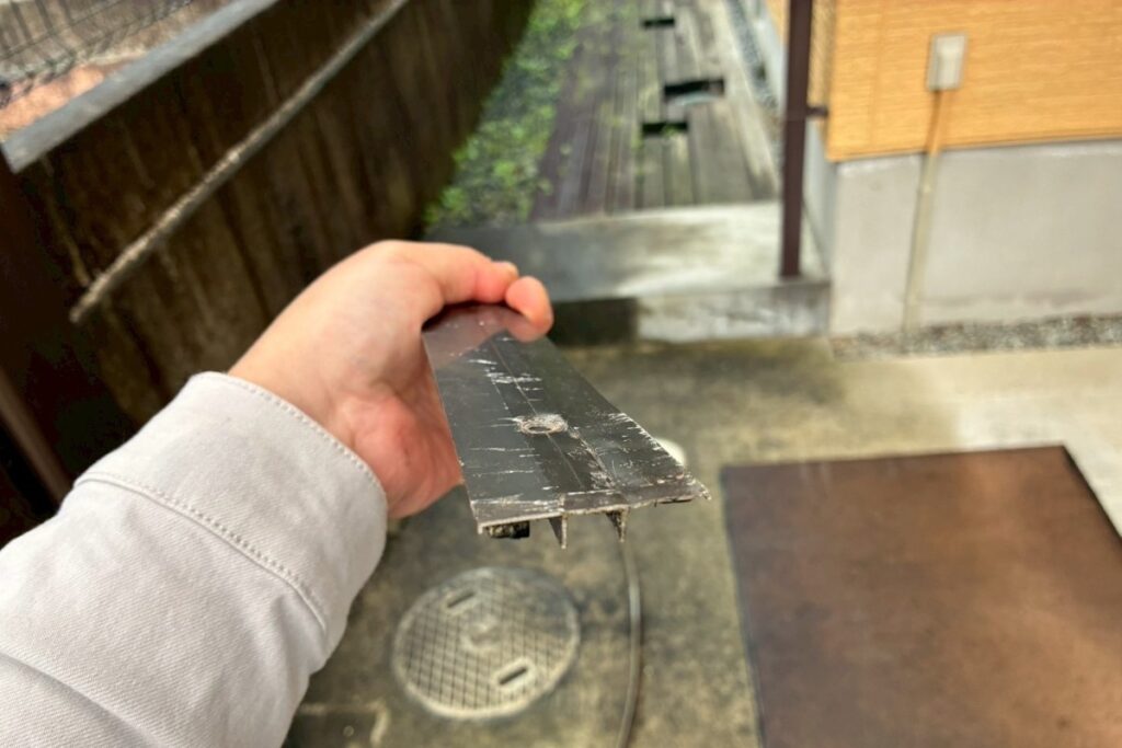 カーポート押さえフレームの歪み調整作業