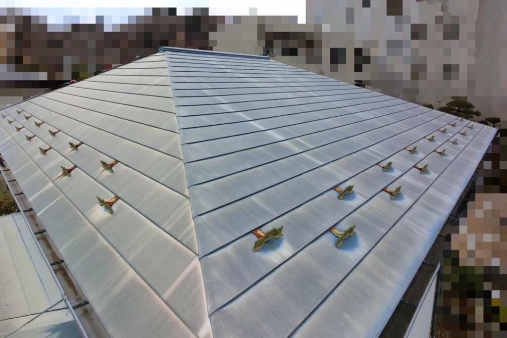 仙台市太白区で施工前の金属屋根全体を撮影した写真|屋根塗装前の状態