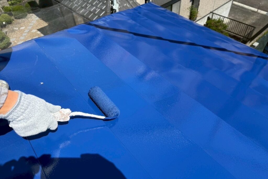 屋根塗装の上塗りを行っている施工写真