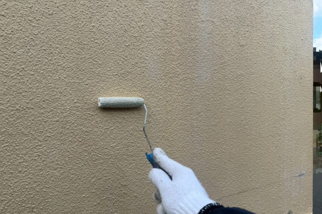 擁壁に下塗り材を塗布して密着性を高める作業